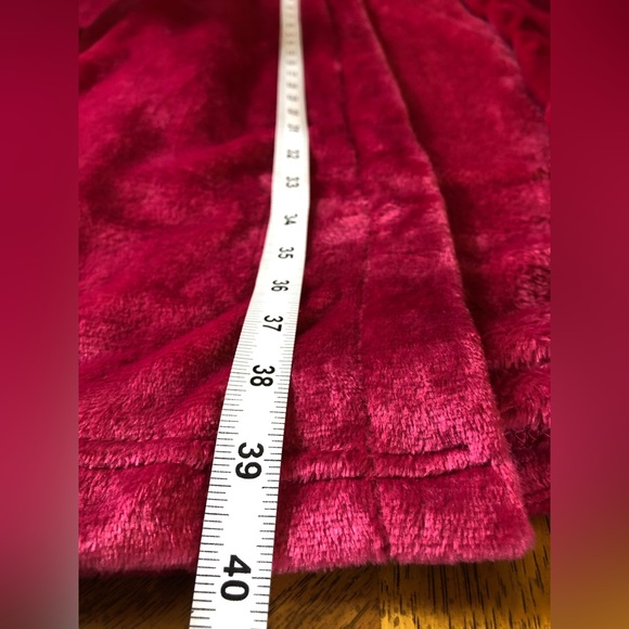 Coral Fleece Robe in Fuchsia One Size - Picture 5 of 5